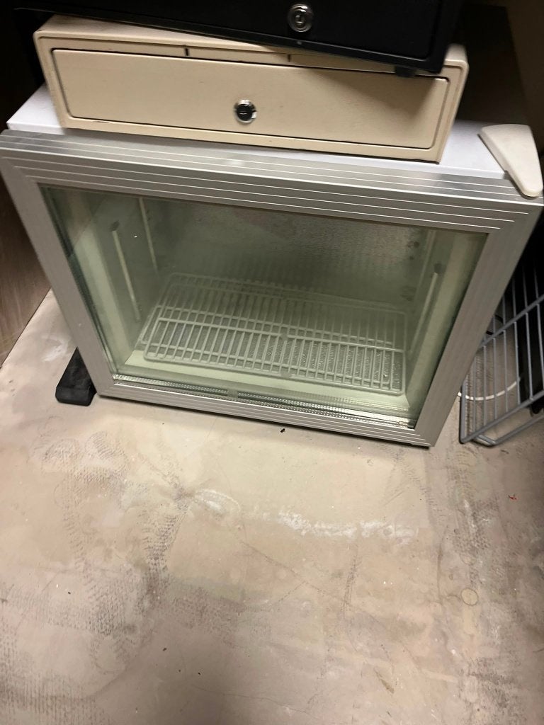 Mini vriezer / minibar met glazen deur – 570x535x530(h)mm, Minder dan 75 liter, Ophalen, Zonder vriesvak, Minder dan 85 cm