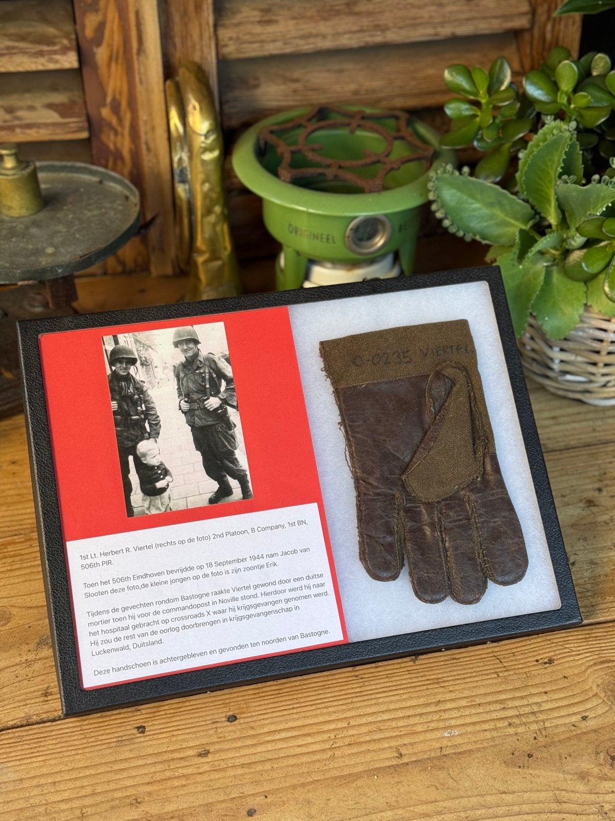M43 Handschoen op naam van 101st 506th soldaat met verhaal, Ophalen of Verzenden, Luchtmacht, Amerika, Foto of Poster