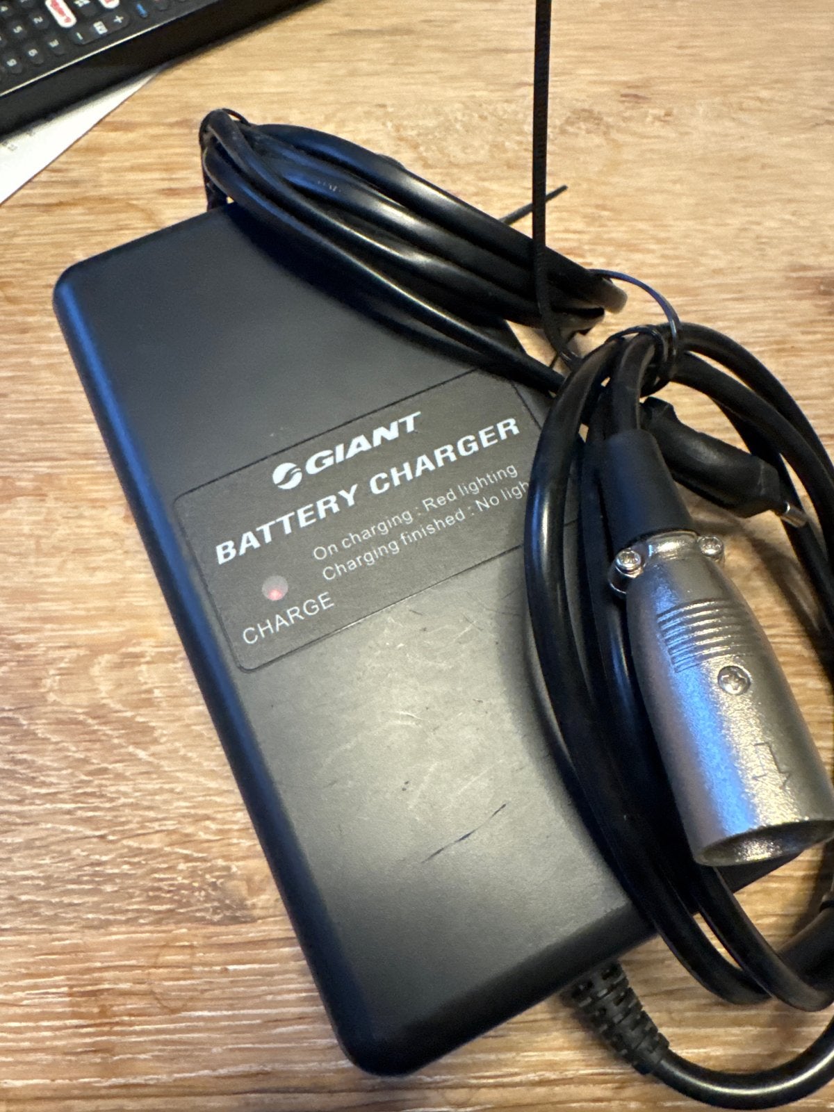 Giant oplader 4 pin, Ophalen of Verzenden, Gebruikt
