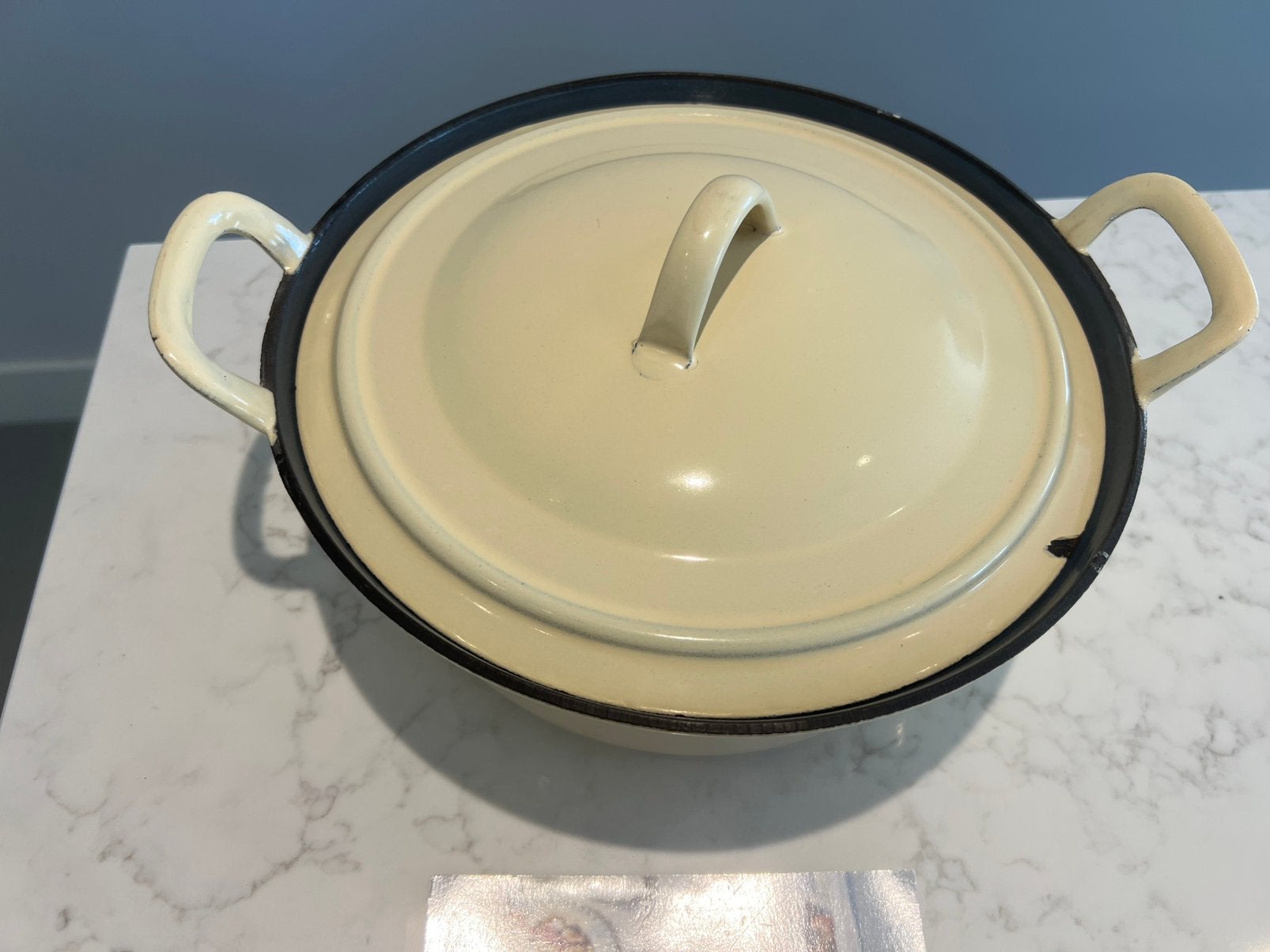 Vintage gietijzeren braadpan 26 cm creme wit in goede staat, Gebruikt, Met handvatten, Ophalen of Verzenden, Onbekend