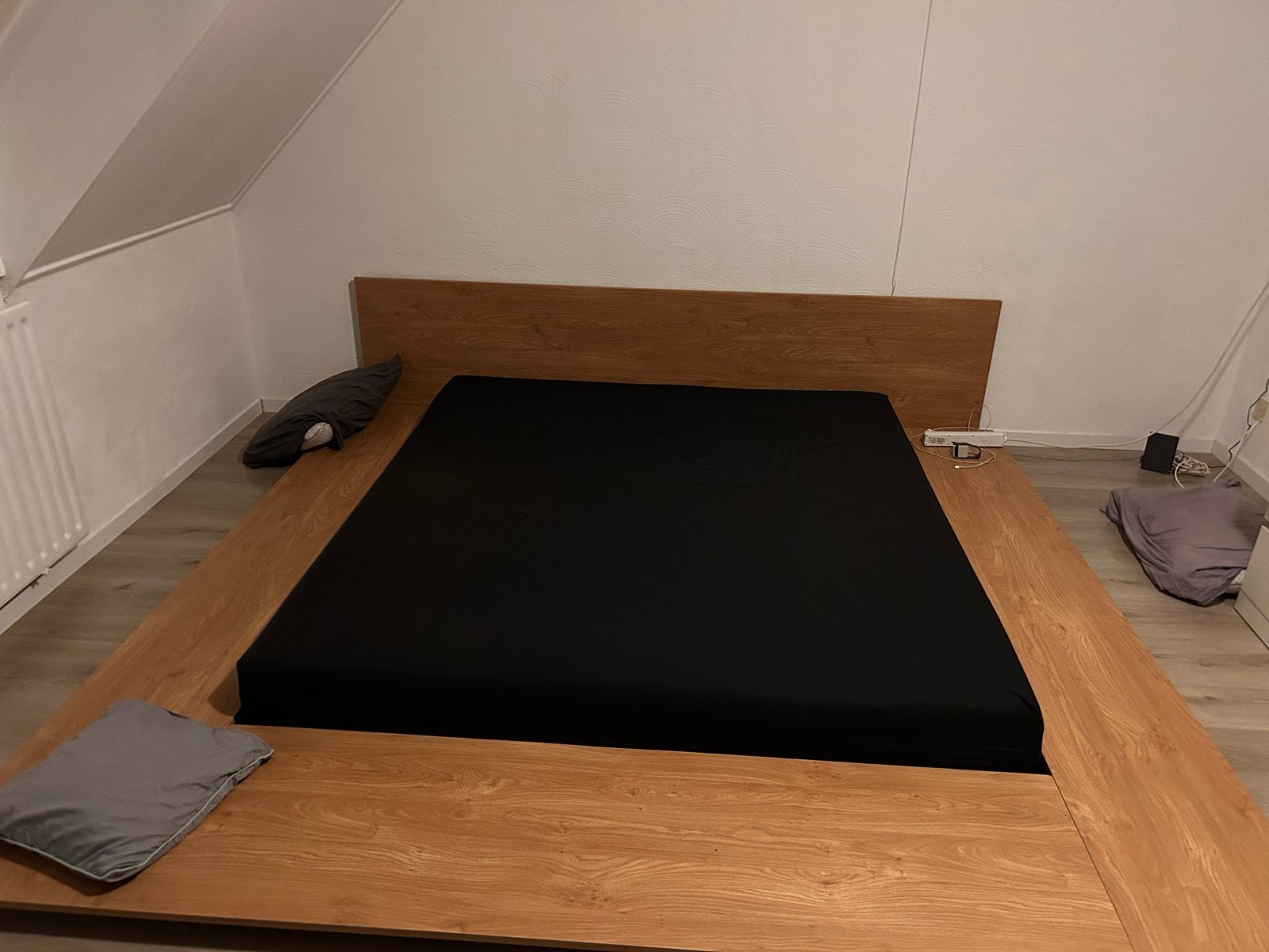 Houten tweepersoonsbed met hoofdbord, Ophalen, Bruin, Tweepersoons, 140 cm