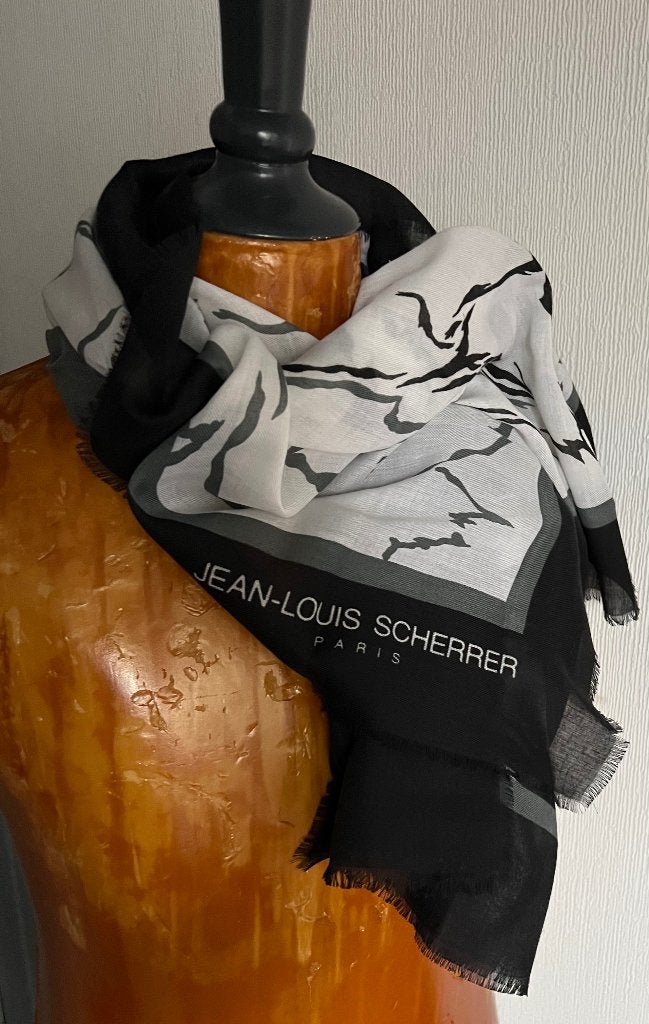 Jean Louis Scherrer. Prachtige zijden shawl/sjaal, Maat 46/48 (XL) of groter, Ophalen of Verzenden, Zo goed als nieuw, Sjaal