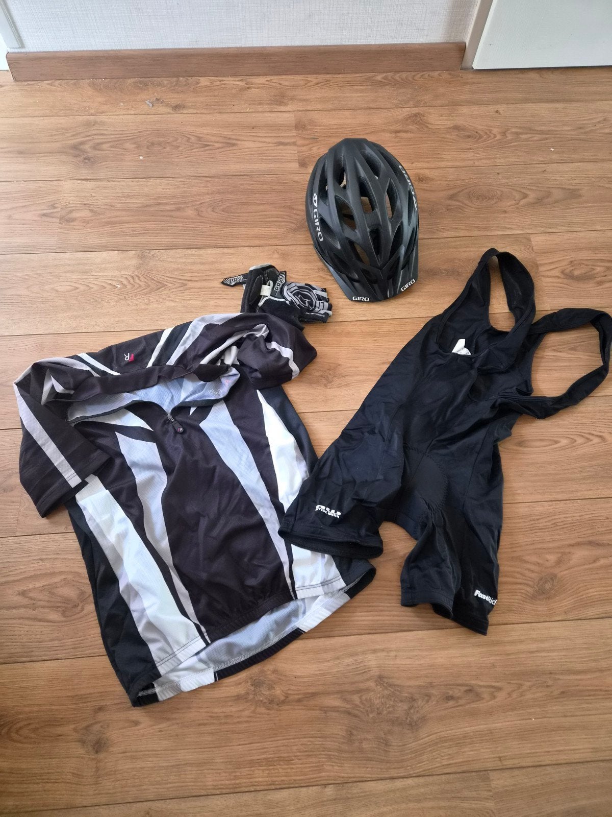 Fietskleding set: shirt, broek, helm, handschoenen (M), Fietsen en Brommers, Fietsaccessoires | Fietskleding, Gebruikt, FastRider, Giro, PRO Avender