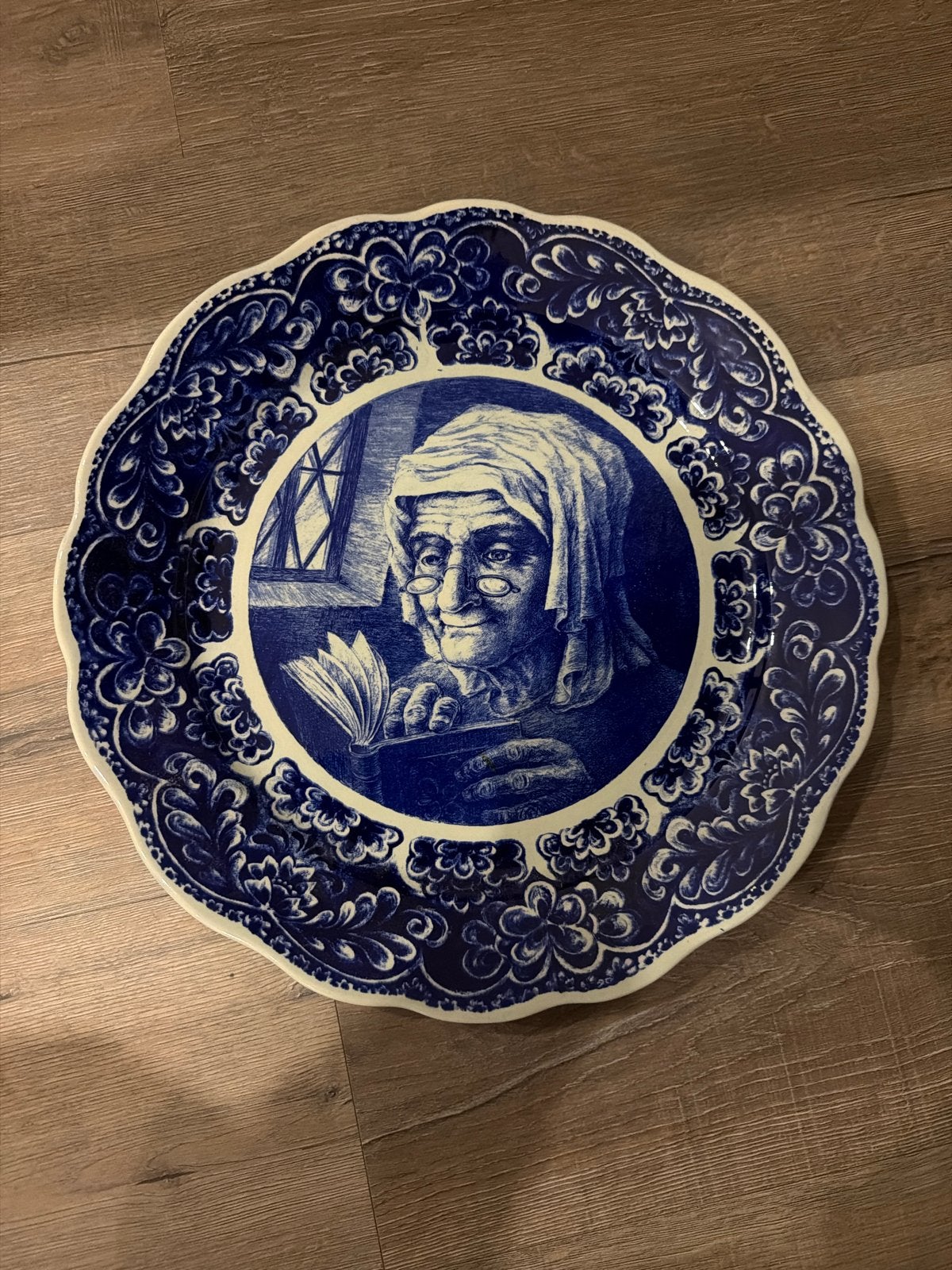 Antiek Boch Frères Delft Wandbord - Lezende Vrouw, Ophalen of Verzenden