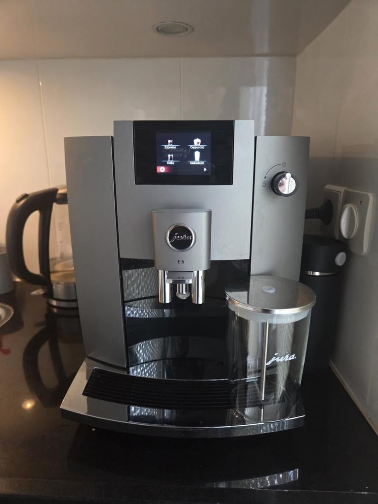 Jura E6 Platina volautomatische koffiemachine, 10 kopjes of meer, Koffiemachine, Zo goed als nieuw, Afneembaar waterreservoir