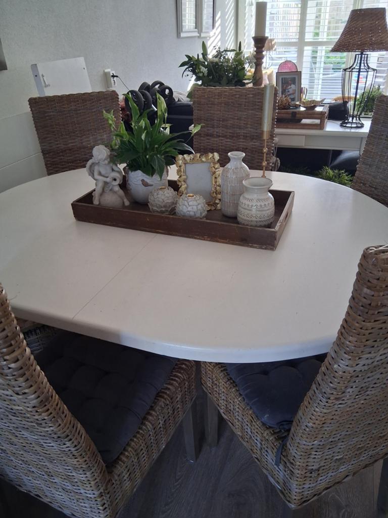 Brocante  wit ovale bolpoottafel., Ophalen