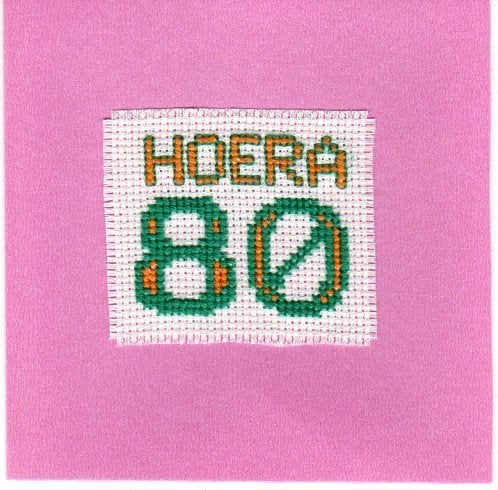 kaart met geborduurde HOERA 80 (1334), Hobby en Vrije tijd, Ophalen of Verzenden, Nieuw, Overige thema's