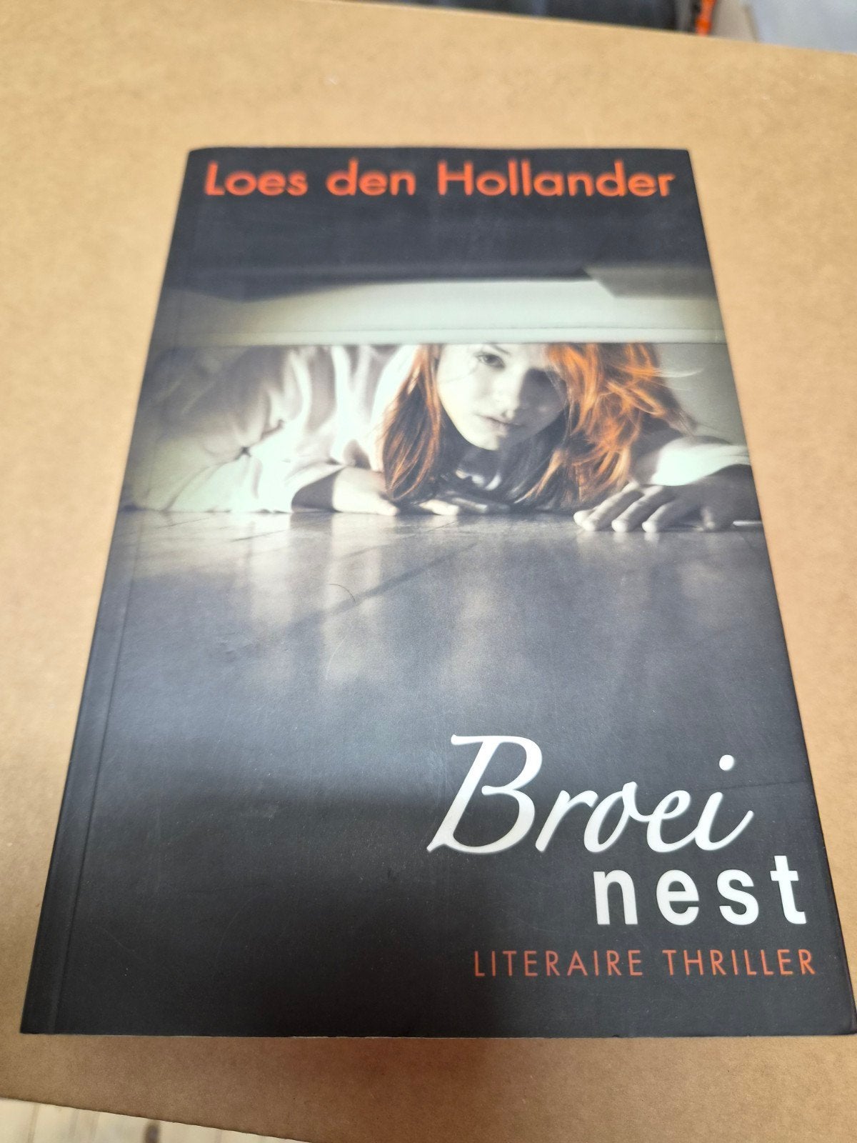 Broeinest - Loes den Hollander (Literaire thriller), Boeken, Ophalen of Verzenden, Zo goed als nieuw, Loes den Hollander, Nederland