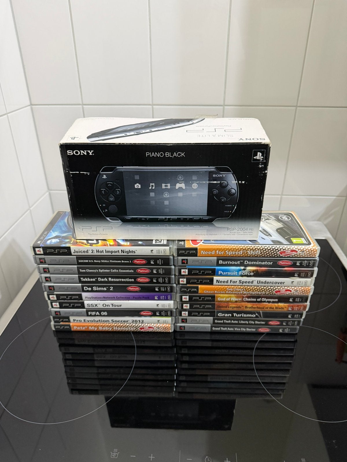 PSP 2004 Slim & Lite Piano Black, (compleet) met 20 spellen, Spelcomputers en Games, Ophalen, Met games, Zo goed als nieuw, PSP Slim