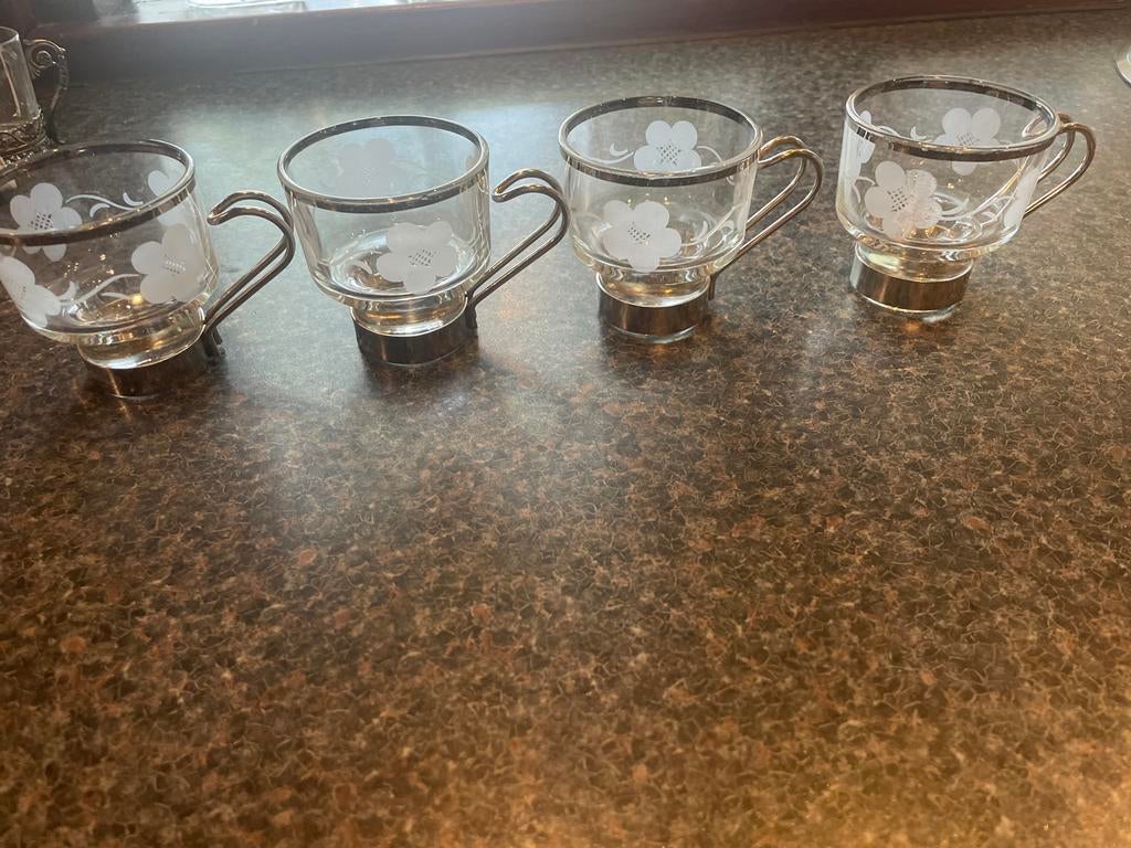Set van 4 glazen kopjes met bloemmotief en zilveren rand, Ophalen, Overige stijlen, Kop(pen) en/of Schotel(s), Glas