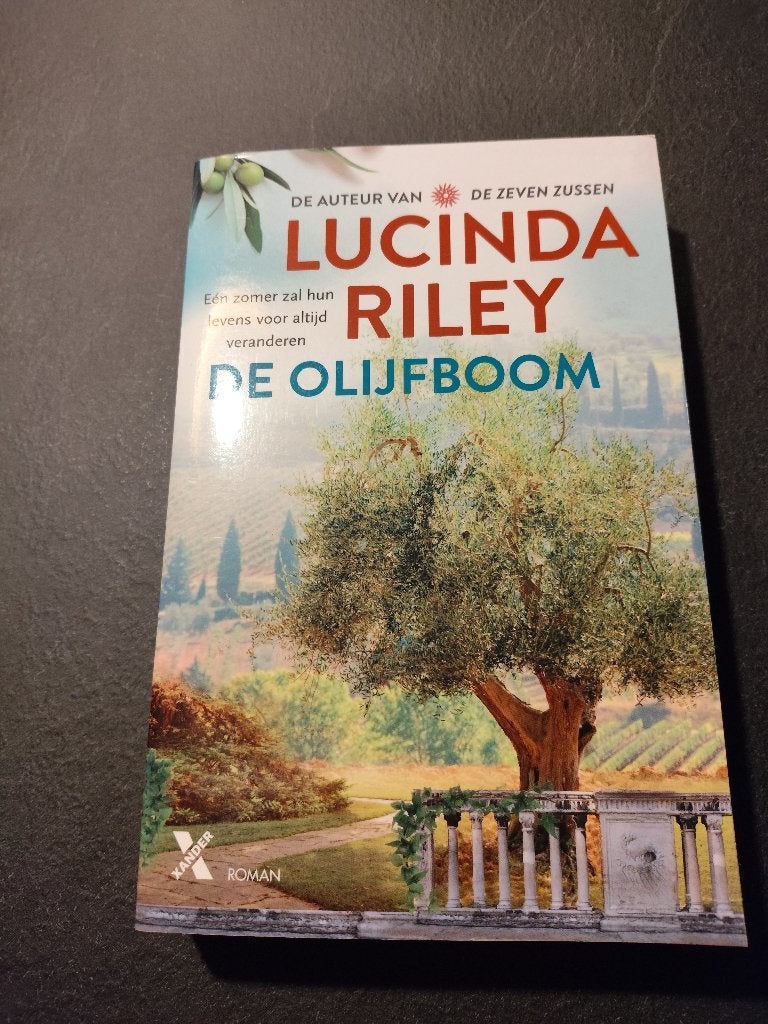 Lucinda Riley De Olijfboom, Ophalen of Verzenden, Zo goed als nieuw, Lucinda Riley