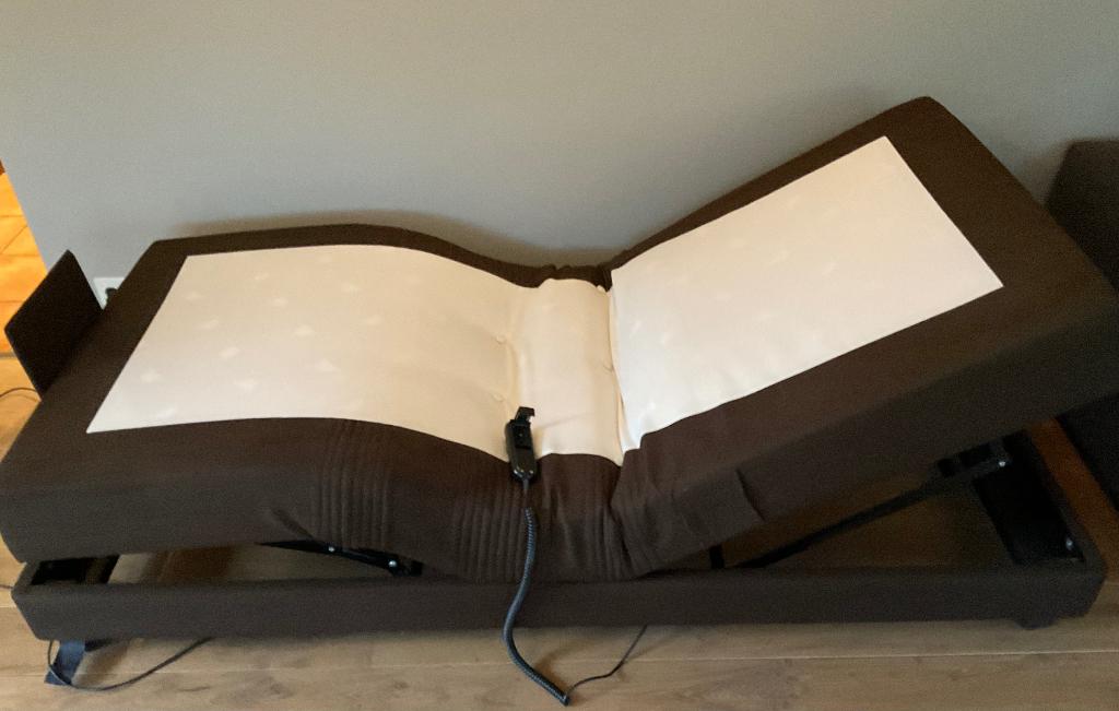 1 persoons elektrisch verstelbaar bed, Huis en Inrichting, Slaapkamer | Bedden, Ophalen, 90 cm, Eenpersoons, Bruin
