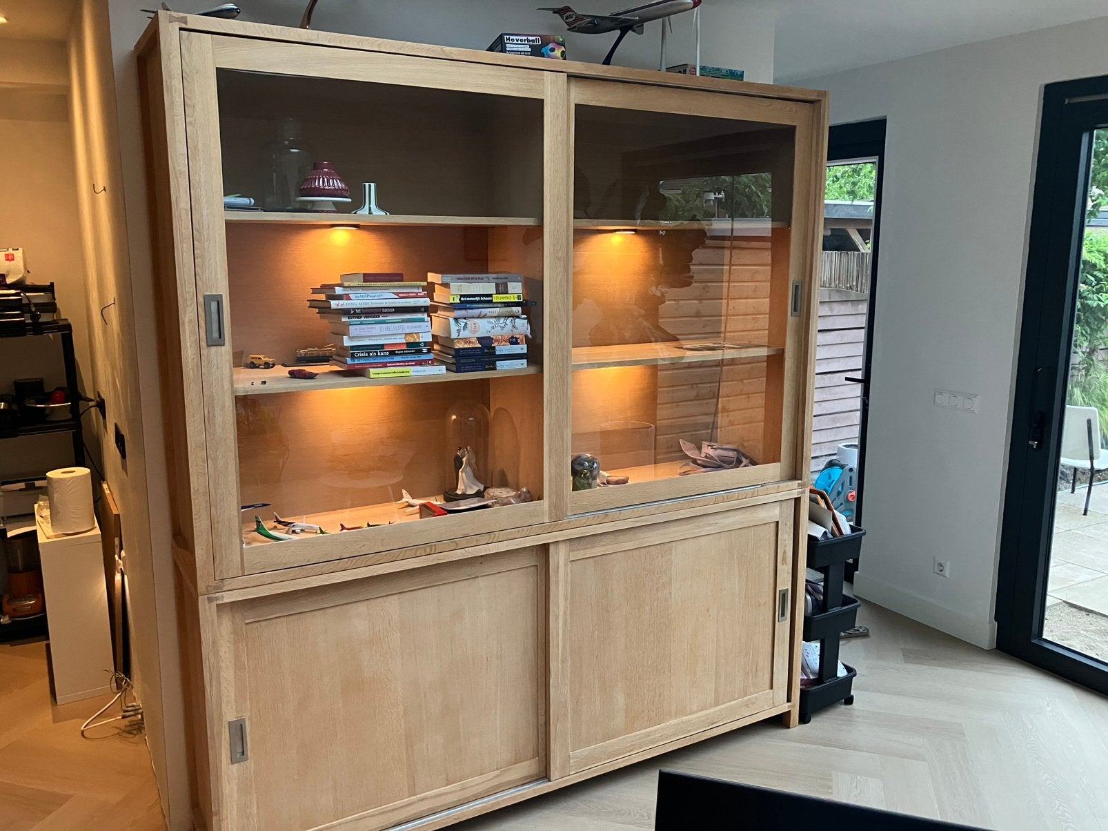Hardhouten buffet vitrinekast met LED verlichting, Ophalen, Gebruikt, 50 tot 100 cm, 150 tot 200 cm