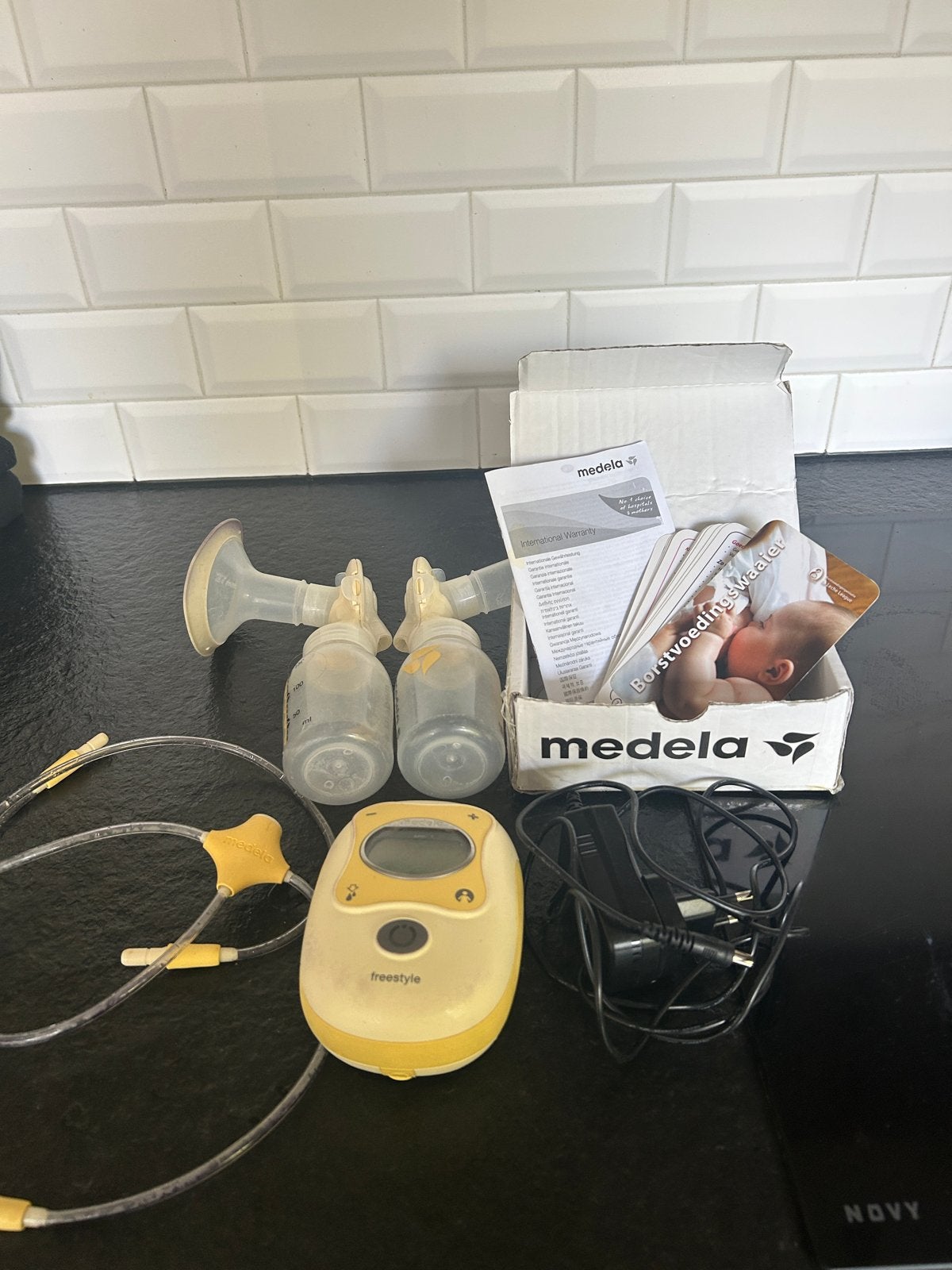 Medela Freestyle Dubbele Borstkolf - Compleet en Draagbaar, Gebruikt, Medela, Borstkolf, Ophalen of Verzenden