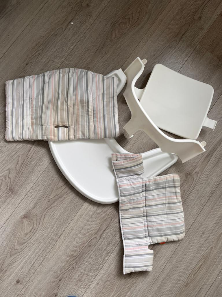 Stokke tripp trapp accessoires, Kinderen en Baby's, Kinderstoelen, Ophalen of Verzenden, Zo goed als nieuw, Meegroeistoel, Afneembaar eetblad