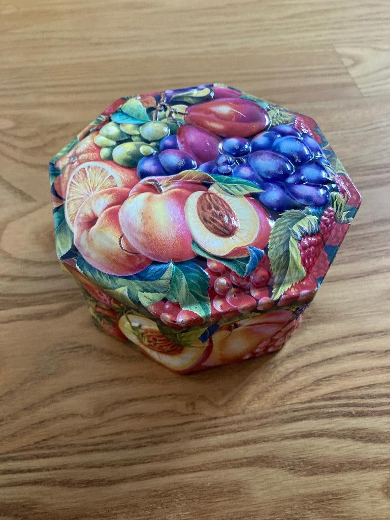 Blikken trommel 6-hoekig met fruitmotief in reliëf vintage, Ophalen of Verzenden, Gebruikt, Overige