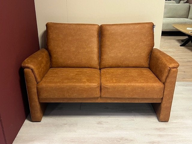 Dex 2-zits bank 154cm Microleder Cognac – Showmodel, Twee, Bruin, Degeljik, Ophalen of Verzenden