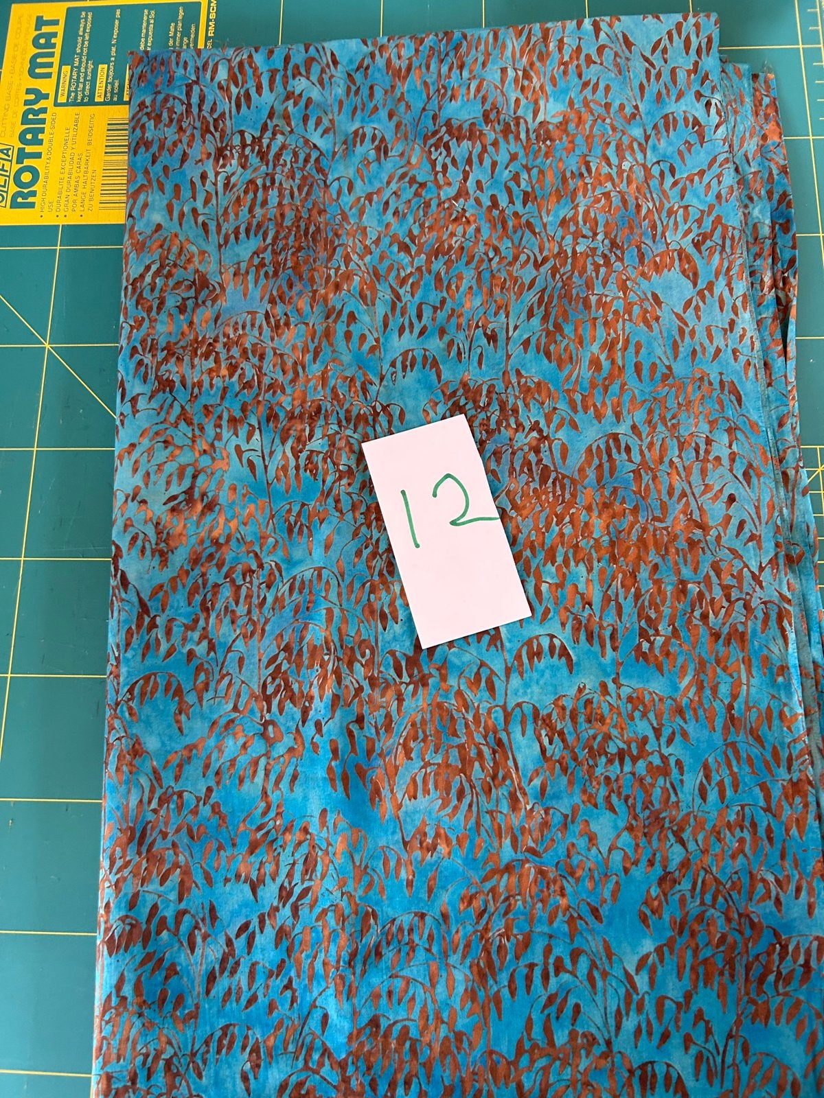 QuiltStof met bladerenpatroon, blauw en bruin, Meerkleurig, Nieuw, Ophalen of Verzenden, 30 tot 120 cm