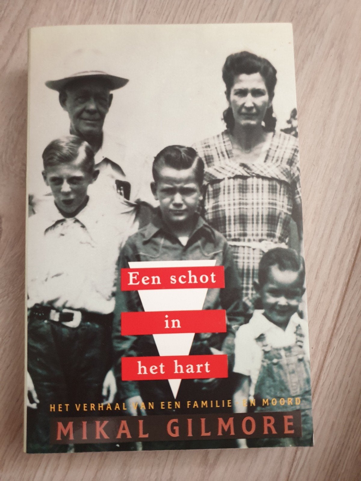 Een schot in het hart - Mikal Gilmore, Boeken, Ophalen of Verzenden, Gelezen, Mikal Gilmore