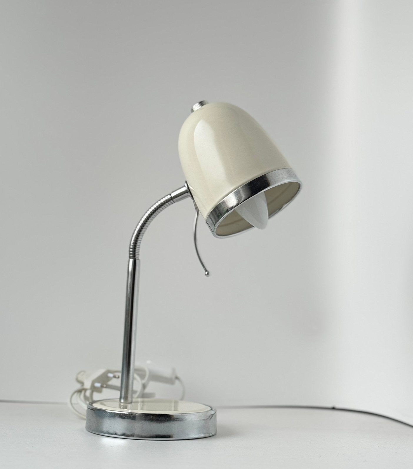 retro style lamp Wit creme en chrome bureulamp, Ophalen of Verzenden, Zo goed als nieuw, Minder dan 50 cm