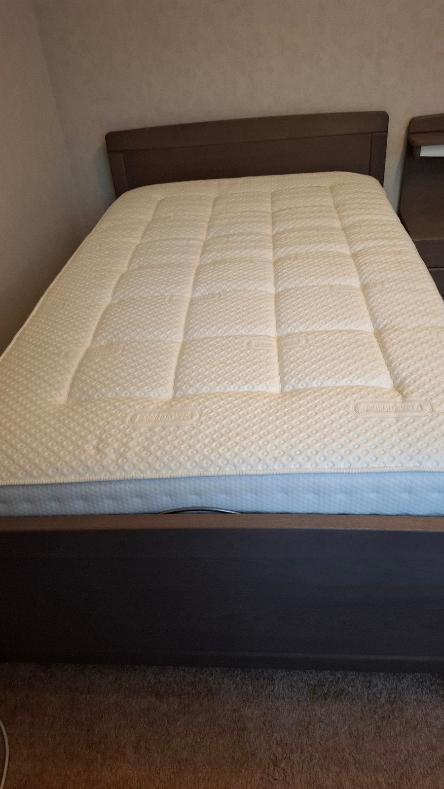 Senioren hoog/laag bed met Pullman matras en nachtkastje, Ophalen, Verstelbaar, Bruin, Zo goed als nieuw