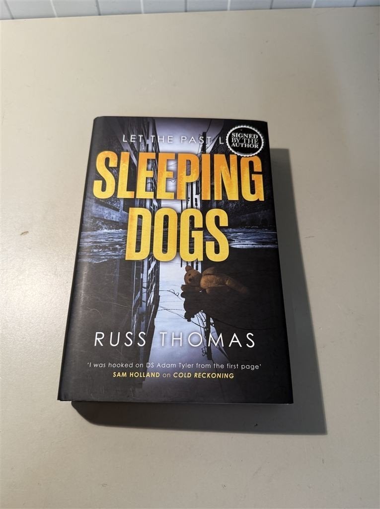 Russ Thomas - Sleeping Dogs met handetekening, Ophalen of Verzenden, Nieuw