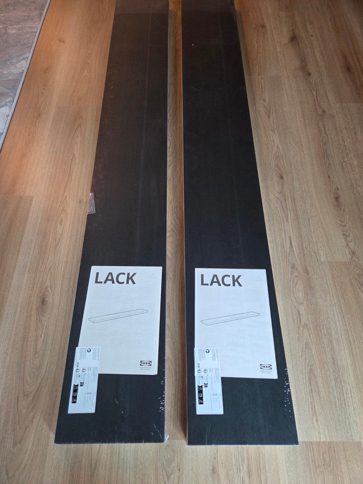 Wandplank Lack 190x26 cm zwartbruin twee stuks ikea, Huis en Inrichting, Ophalen, Nieuw