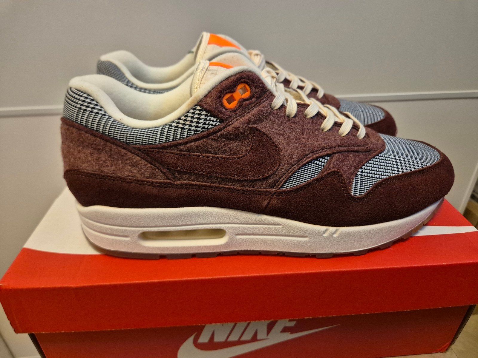 Nike Air Max 1 Houndstooth maat 44.5 NIEUW, Bruin, Nike, Nieuw, Ophalen of Verzenden