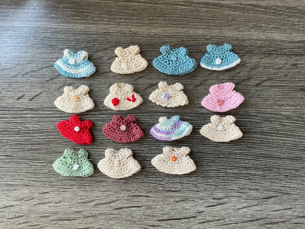 Gehaakte mini jurkjes voor poppen en beren € 1,50 per stuk, Verzenden, Nieuw, Overige typen