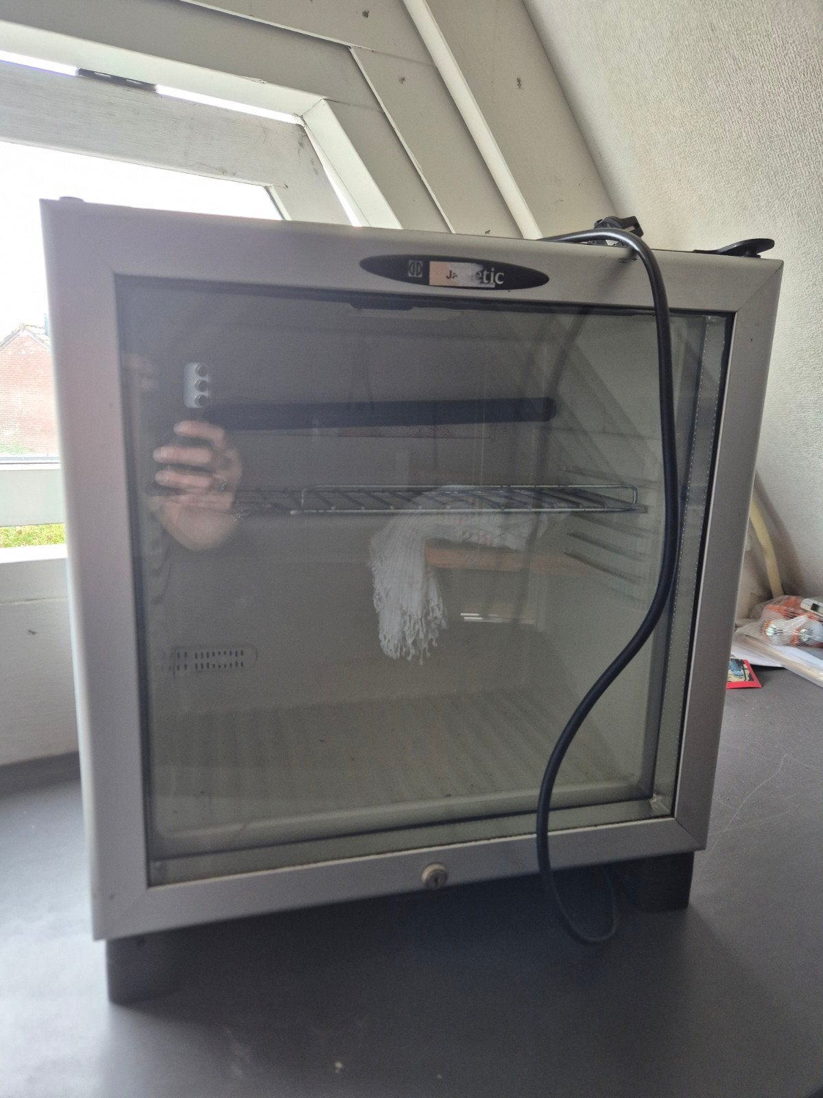 Compacte minibar koelkast met lichte roestvorming, Ophalen, Minder dan 75 liter, Zonder vriesvak, Gebruikt