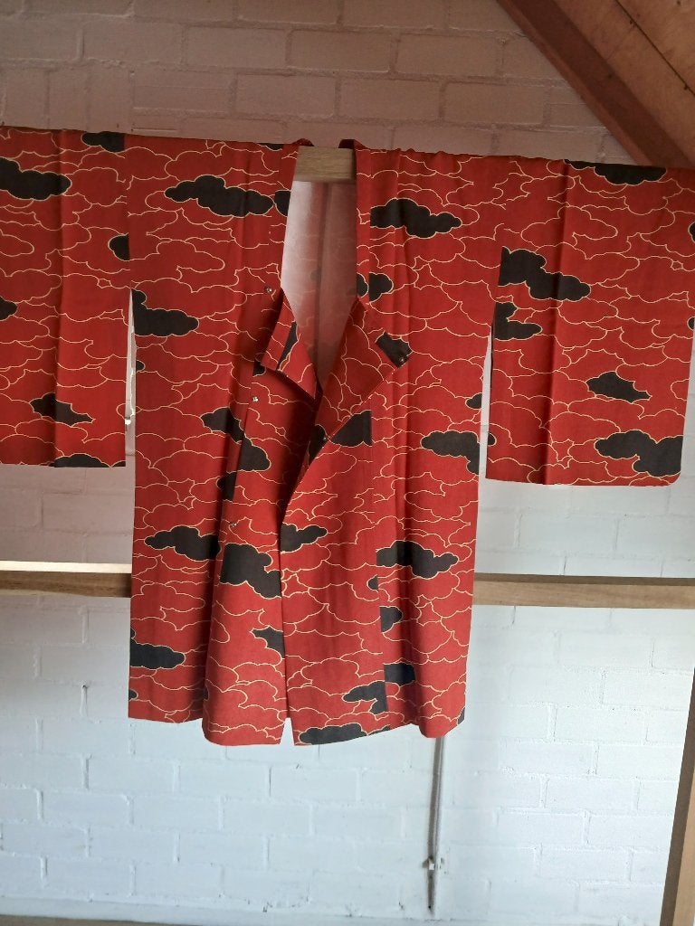Traditionele Japanse Kimono michiyuki jas red cloud, Antiek en Kunst, Ophalen of Verzenden