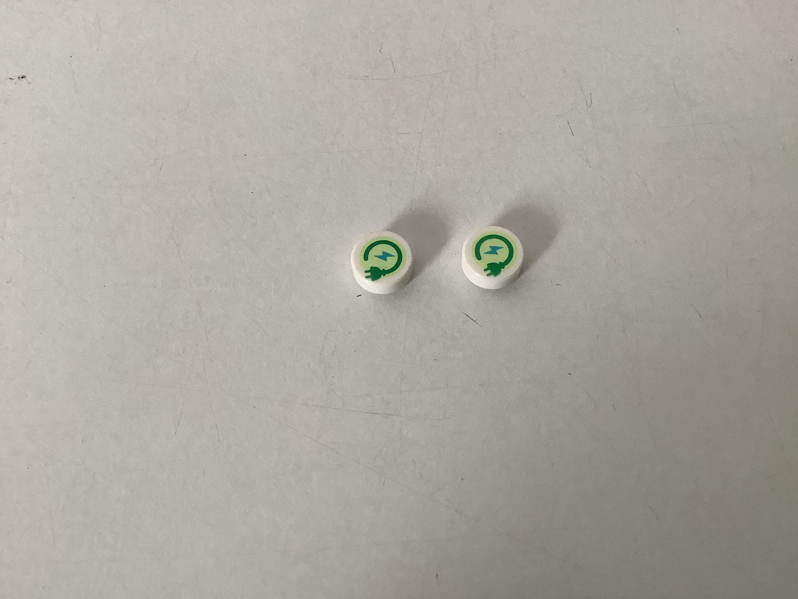 Lego tegel 1x1 rond met electrisch stekker patroon, Ophalen of Verzenden, Gebruikt, Losse stenen, Lego