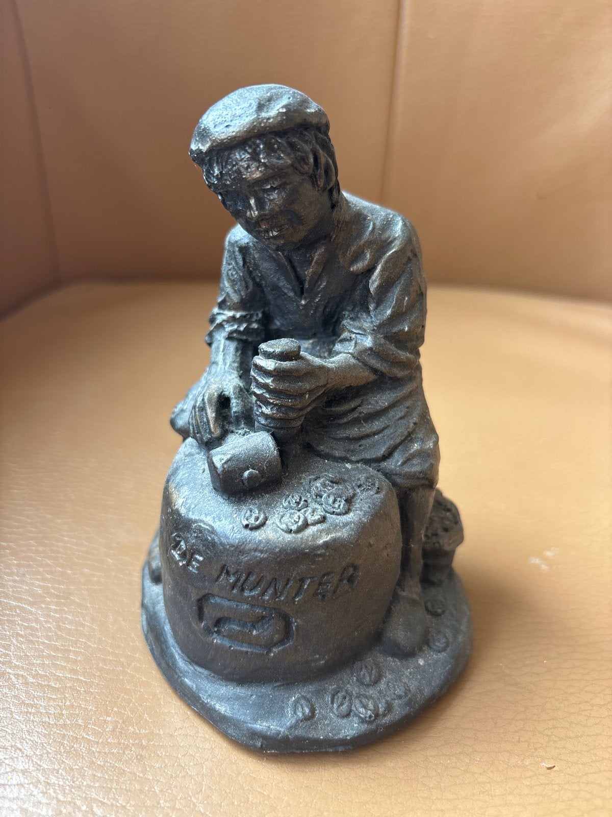 Vintage beeldje 'De Munter' - Ambachtsman, Ophalen of Verzenden, Gebruikt, Mens