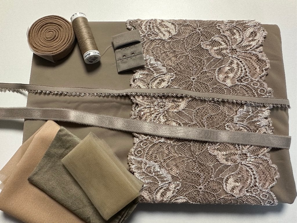 NR.101 SILKY MOCHA  LINGERIE COMPL. PAKKET REKBAAR KANT, Ophalen of Verzenden, Nieuw, Kant