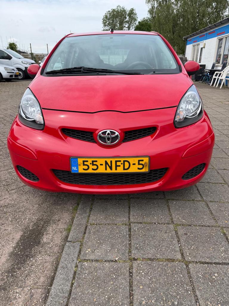 Toyota Aygo 1.0 12V Vvt-i 5DRS 2010 Rood, Voorwielaandrijving, 4 stoelen, 68 pk, Origineel Nederlands