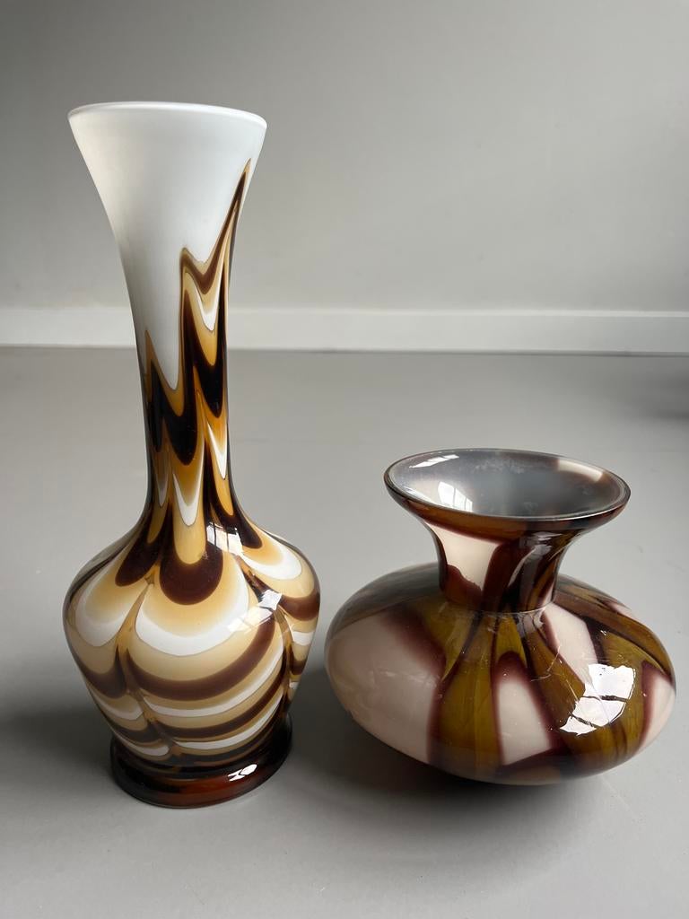 Set van 2 glazen vazen in bruin, wit en beige, Antiek en Kunst, Antiek | Vazen, Ophalen of Verzenden