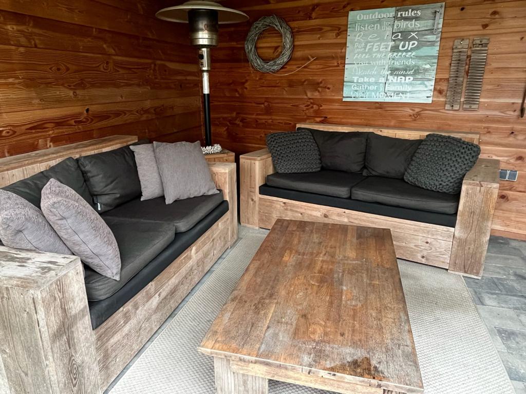 Houten loungebanken met salontafel, Huis en Inrichting, Banken | Bankstellen, Ophalen, Gebruikt, Driepersoons, 75 tot 100 cm