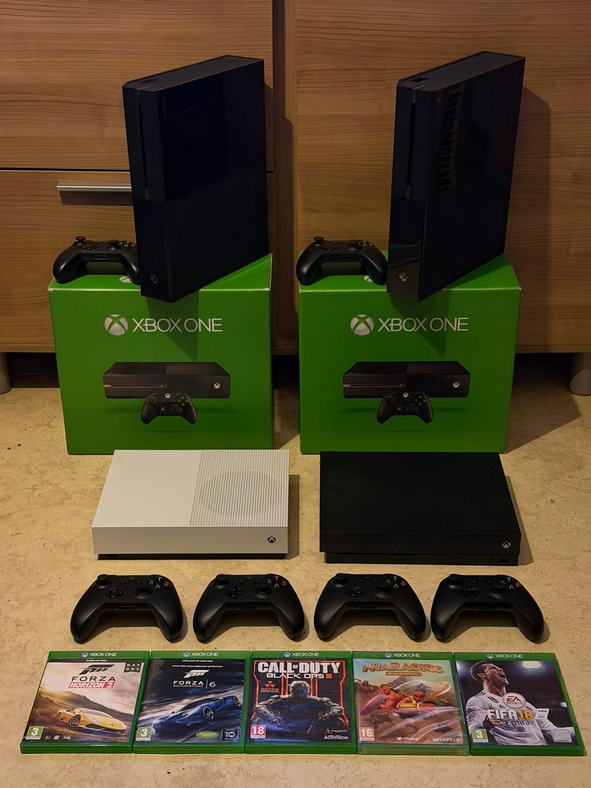 4 Xbox One’s 2 daarvan Boxed ook een Xbox One X en Games, Met games, Ophalen of Verzenden, Zo goed als nieuw, 1 TB
