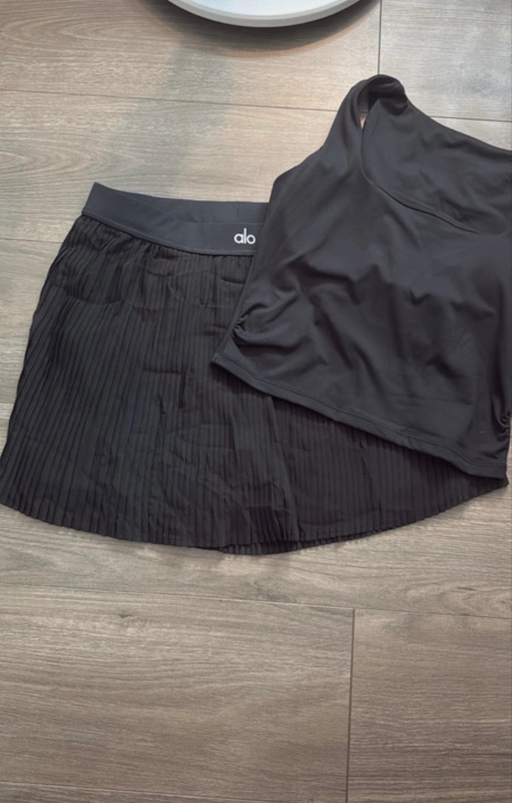 Alo Yoga sportset: Zwart rokje en topje, Kleding | Dames, Sportkleding, Verzenden, Nieuw, Zwart, Yoga
