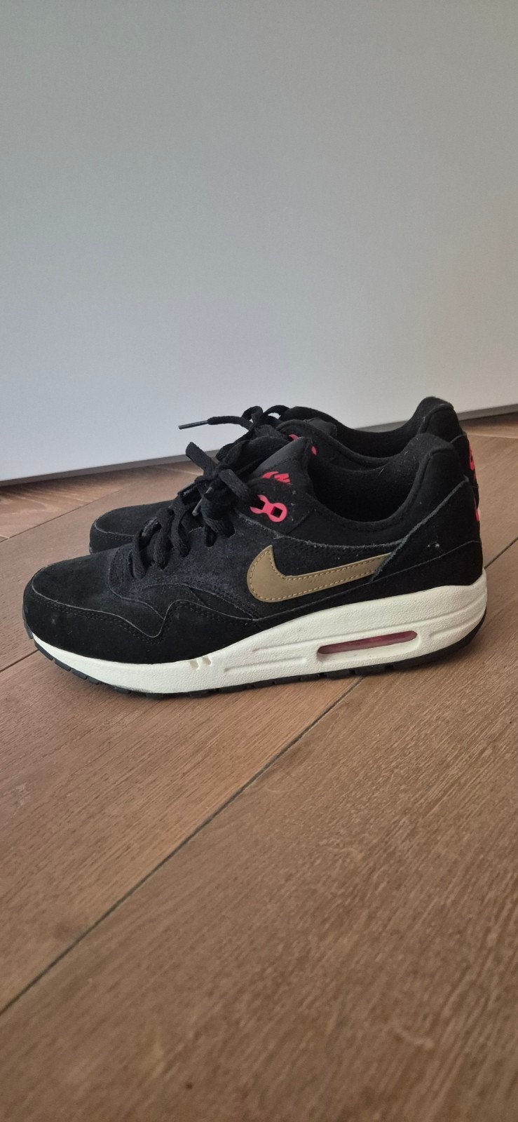 Nike Air Max 1 sneakers - Black/Metallic Gold-Hyper Red-Sail, Ophalen of Verzenden, Zo goed als nieuw, Zwart, Sneakers of Gympen