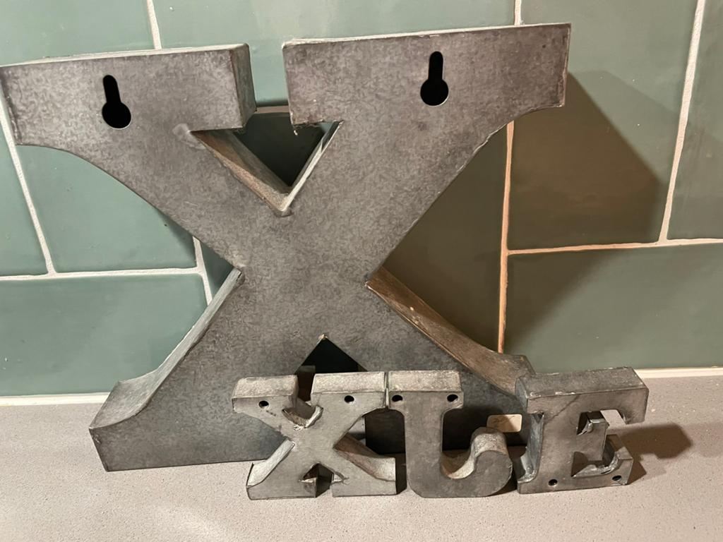 Decoratieve metalen letters 'X' en 'XJE', Gebruikt, Ophalen of Verzenden, Metaal, Grijs
