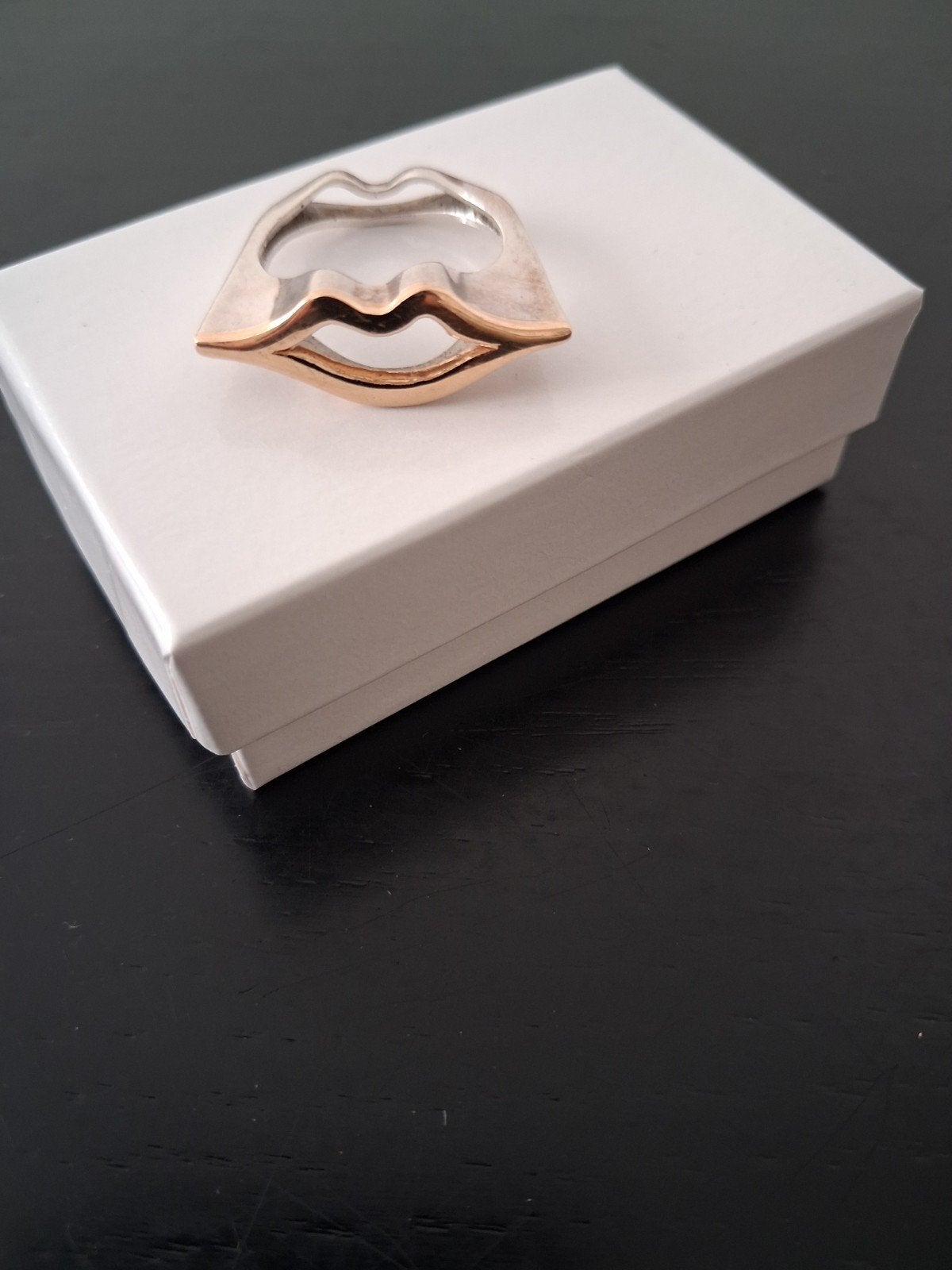 EEN VOUD Zilveren ring met lippen design en gouden, Verzenden, Zo goed als nieuw, Dame, Goud