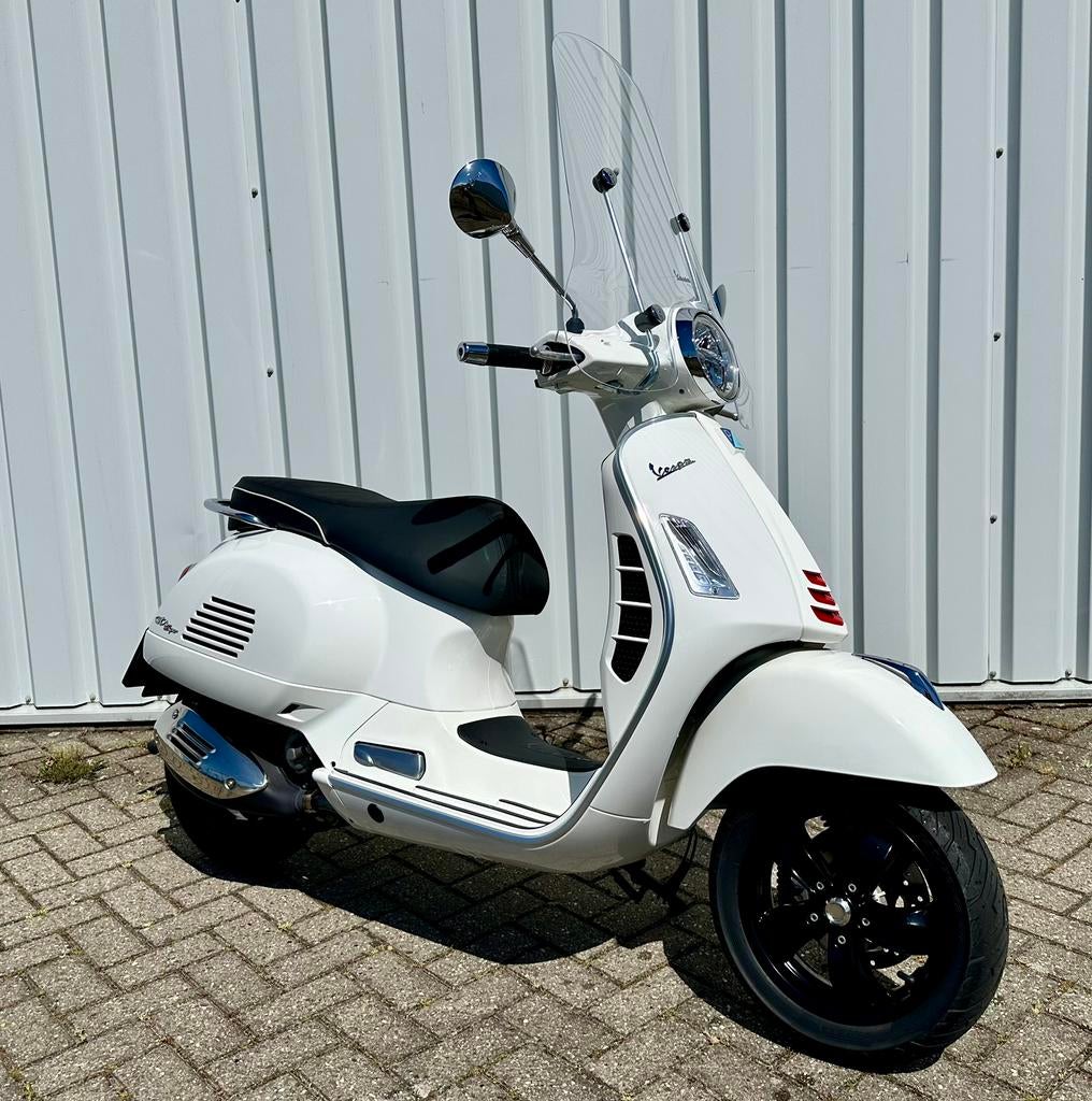 Piaggio Vespa GTS 300 HPE Super ABS/ASR + windscherm, Motoren, Motoren | Piaggio, Scooter, Occasion, Particulier, Minimaal motorrijbewijs A2