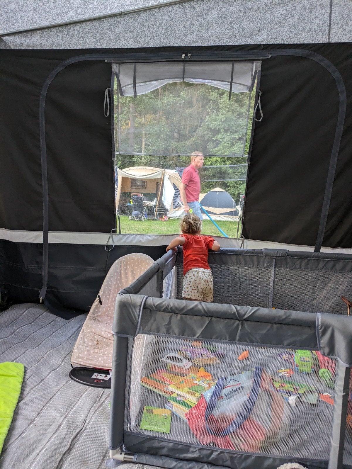 Buiten grond box/ Ideaal voor op de camping, Ophalen, Zo goed als nieuw, Tot en met 2