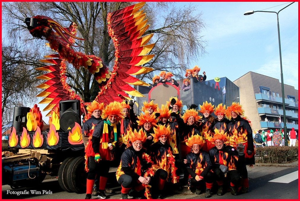 Carnavalswagen met pakken, Ophalen, Carnaval, Overige maten, Kleding
