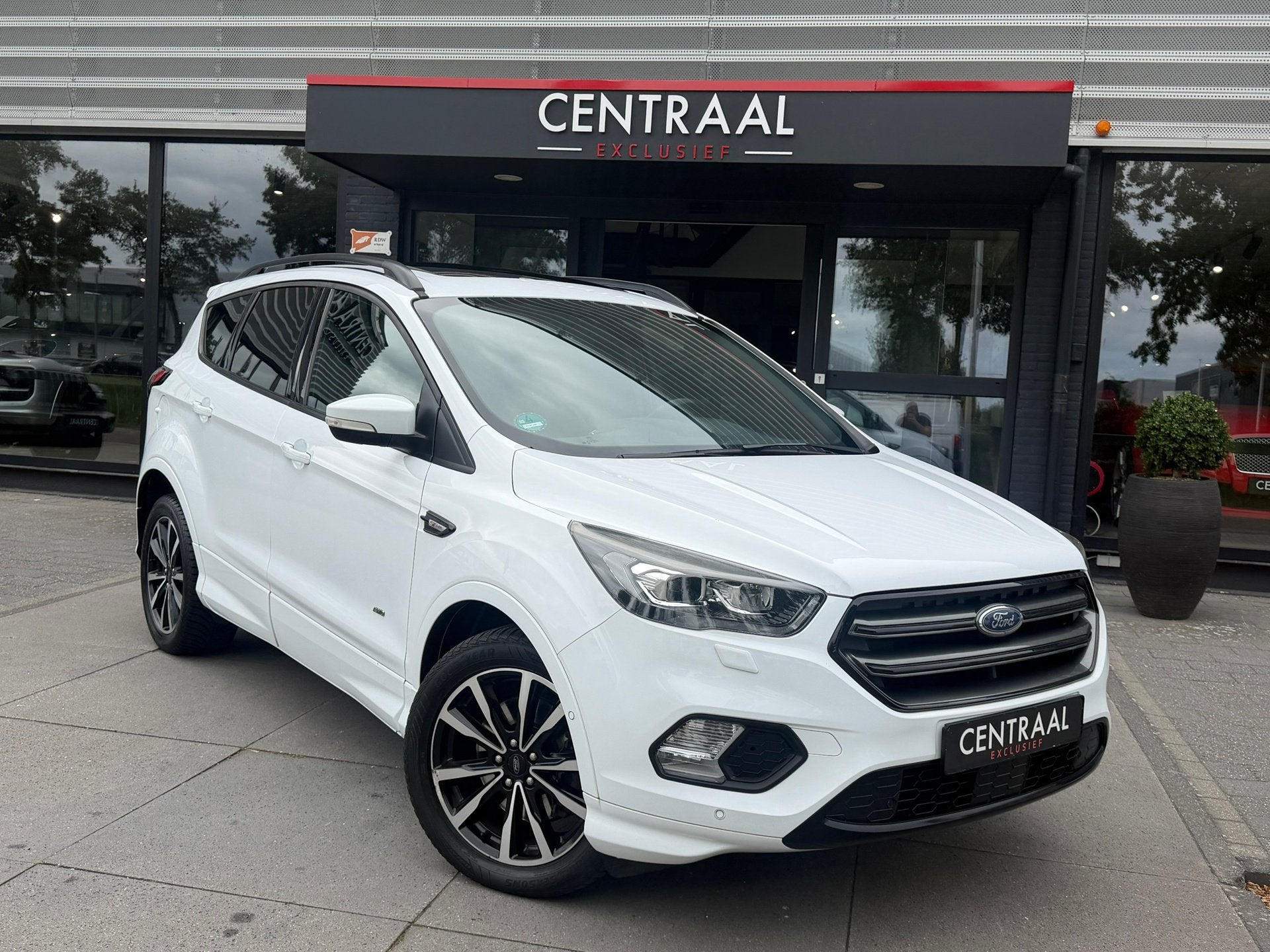 Ford Kuga 1.5 EcoBoost ST Line Pano|Xenon|Camera|Sony-Audio|, Automaat, Zwart, 4 cilinders, 1850 kg