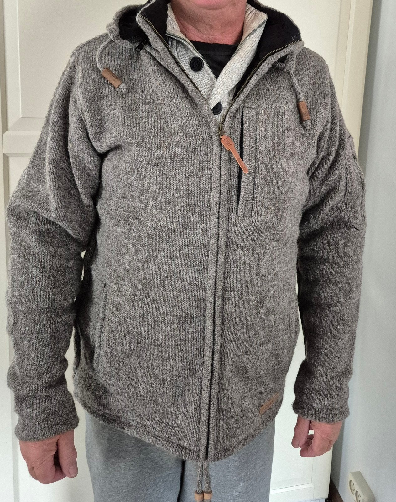 Shakaloha gebreid vest met capuchon - Maat L, Kleding | Heren, Maat 52/54 (L), Bruin, Shakaloha, Nieuw