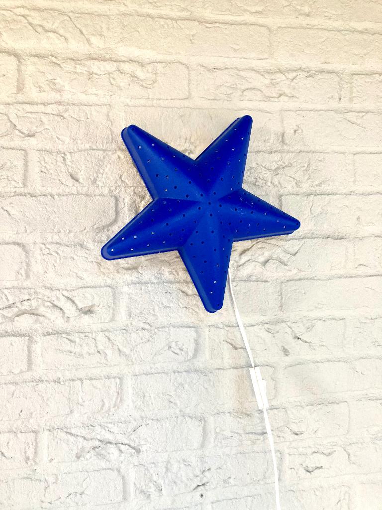 Blauwe wandlamp uit Zweden Ikea Smila Stjärna. Lachende ster, Ophalen of Verzenden, Zo goed als nieuw, Kunststof, Scandinavisch vintage