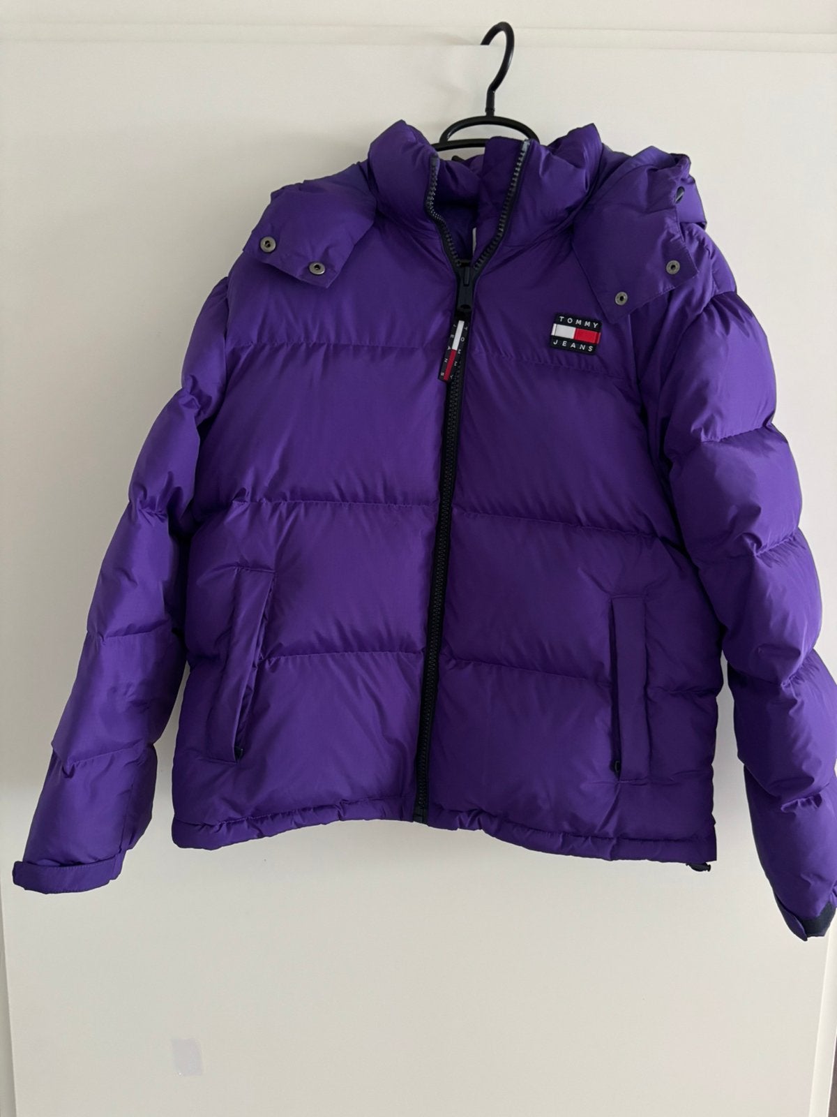 Paarse Tommy Jeans puffer, maat Medium, Kleding | Dames, Jassen | Winter, Ophalen, Zo goed als nieuw, Maat 38/40 (M), Paars