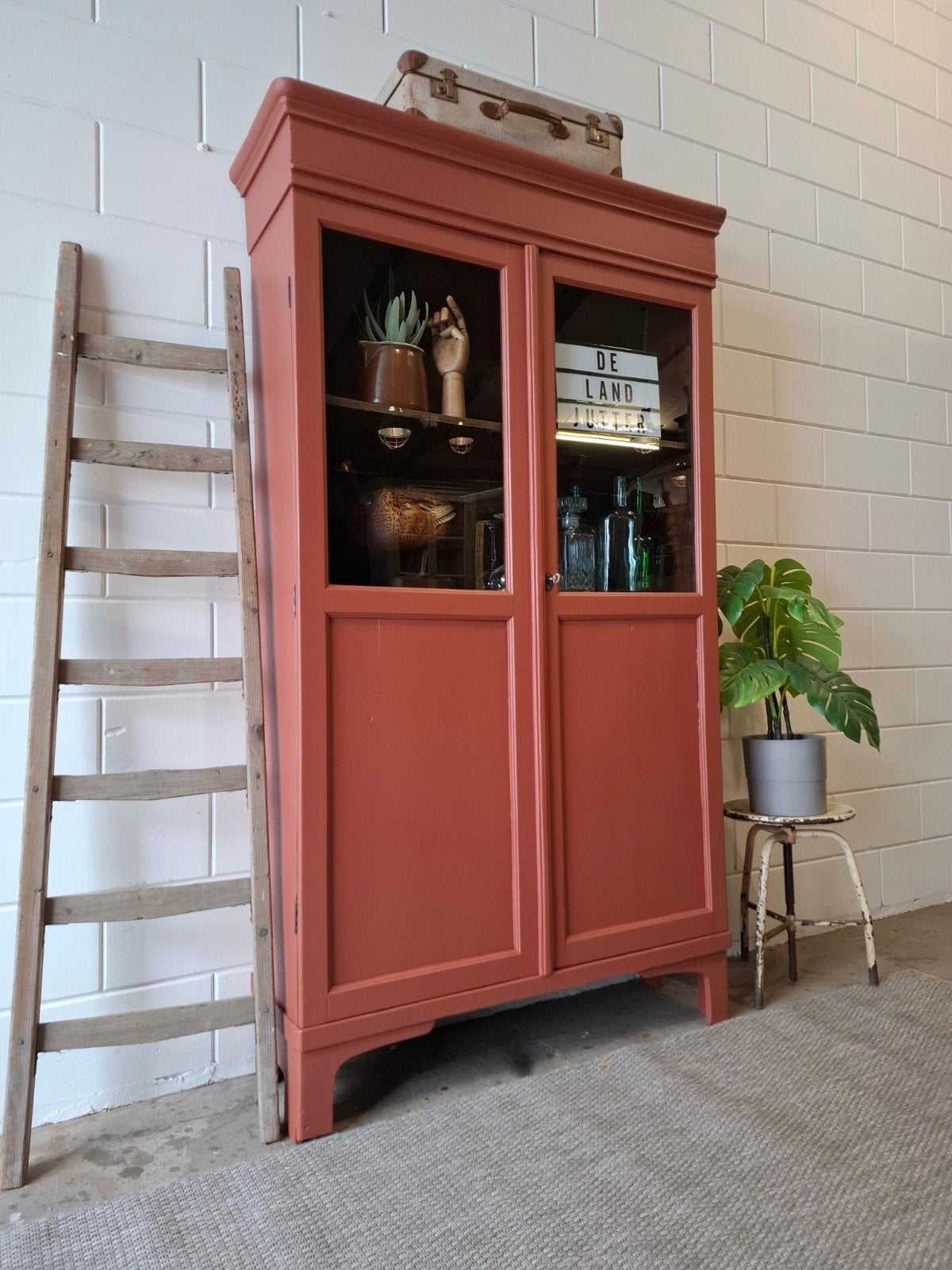 Vintage/Brocante terracotta schoolkast, Antieke buffetkast
